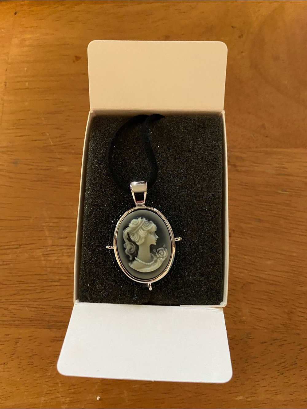 BRAND NEW Vintage Style 1990s 90s Lia Sophia Black white Cameo Pendant Necklace